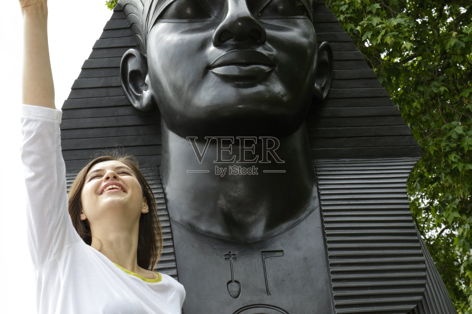 向伦敦狮身人面像旁的保加利亚户外女孩致敬照片摄影图片