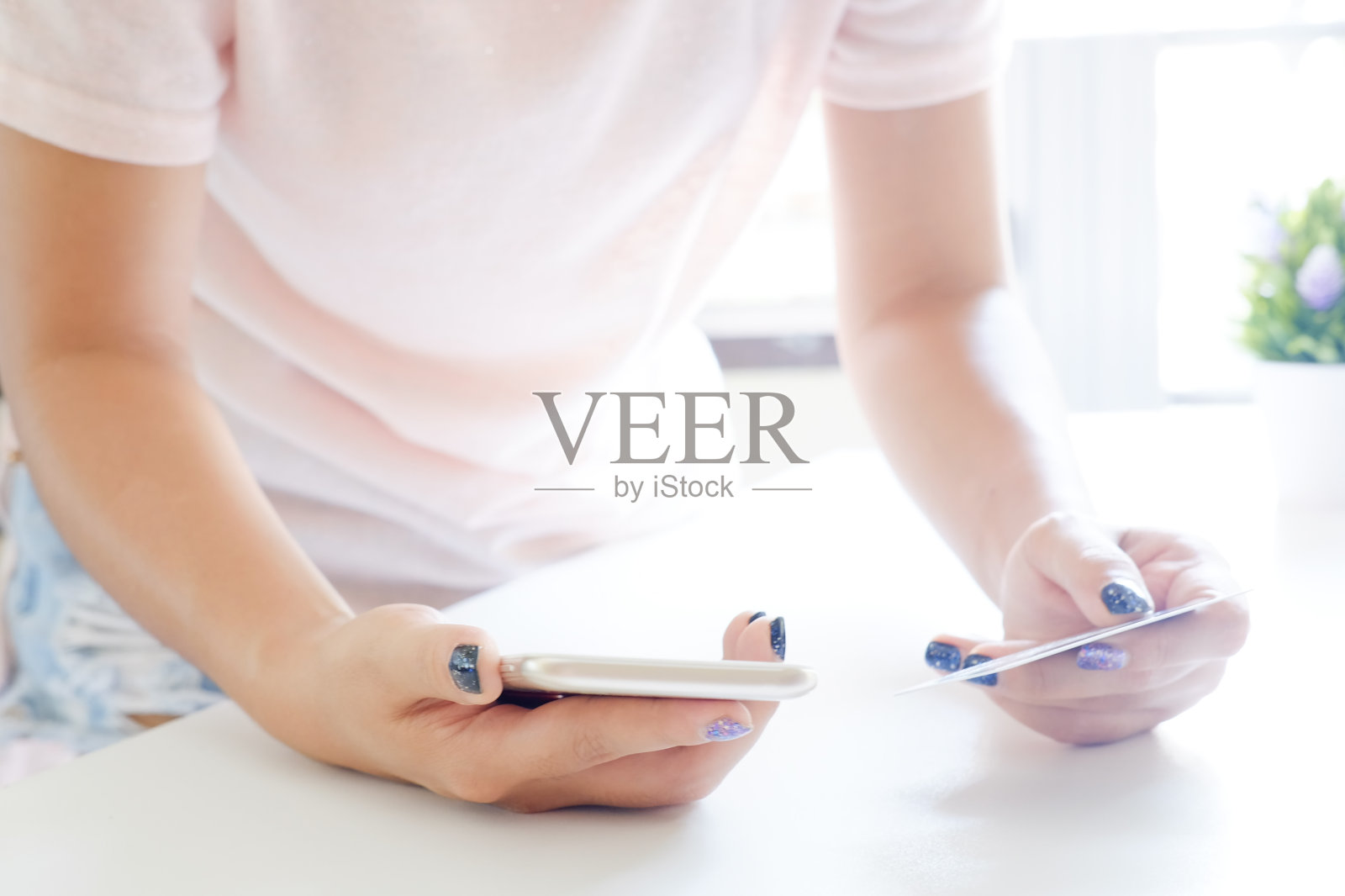 女性用手机网购。照片摄影图片