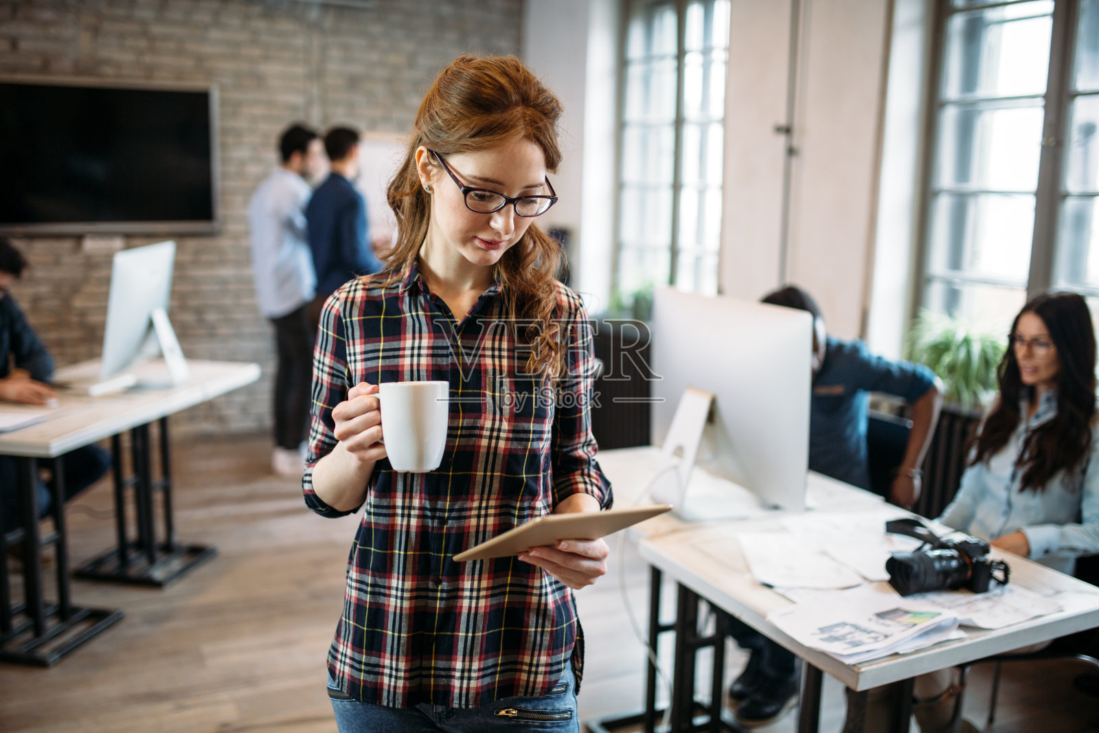 年轻有吸引力的建筑师在现代办公室工作照片摄影图片