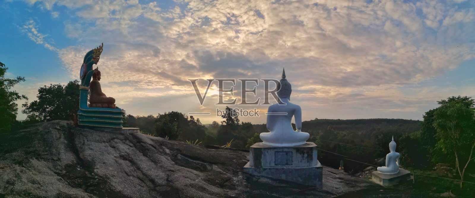 日落时山上的白色佛像照片摄影图片