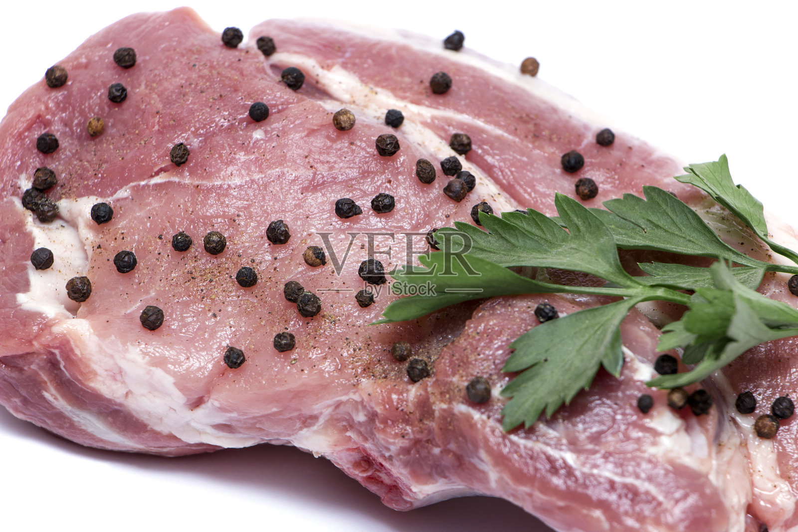 白色背景上的一块生肉照片摄影图片