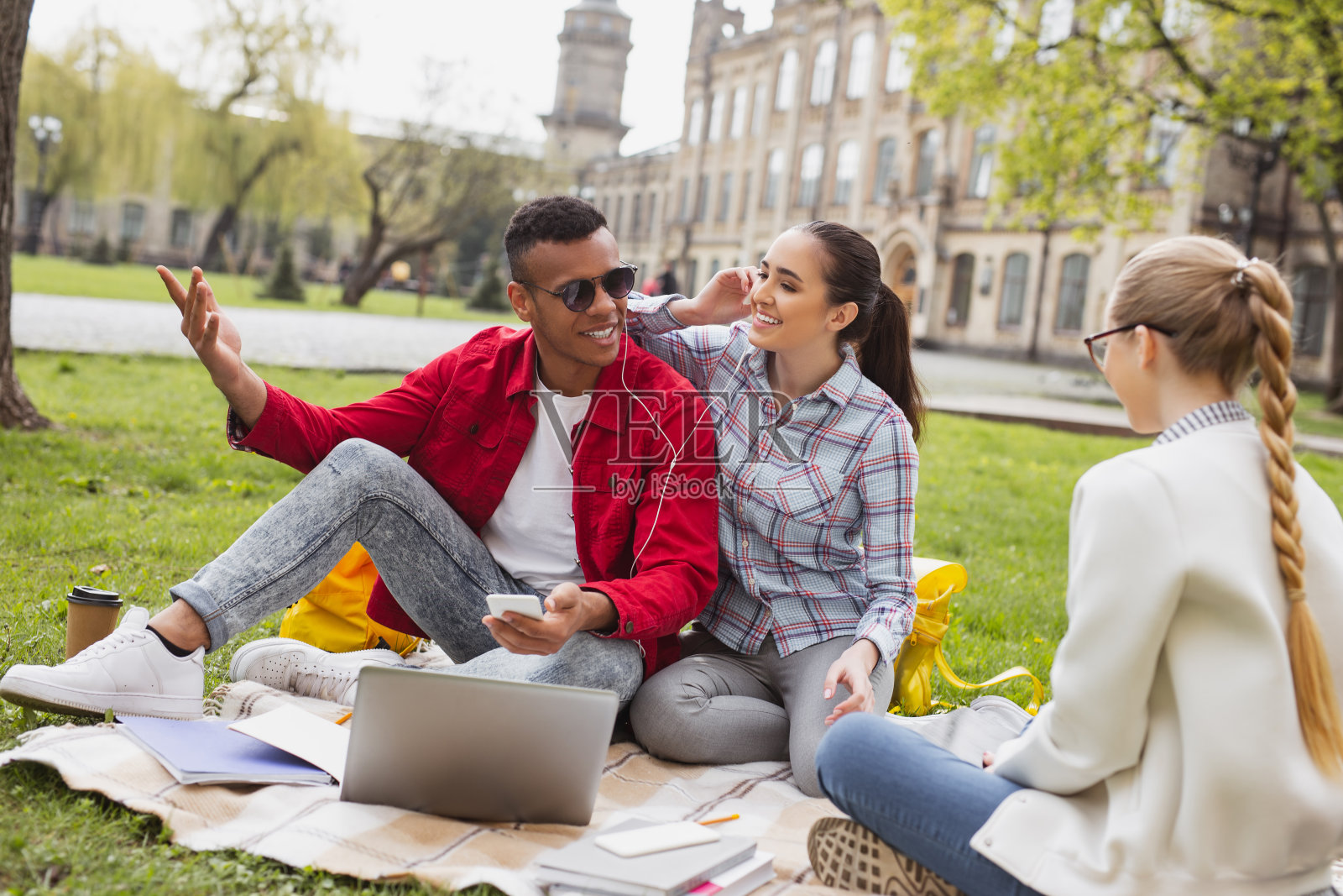 通过耳机听音乐的千禧夫妇照片摄影图片