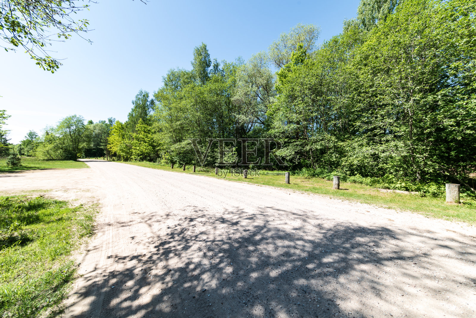 夏天炎热的乡村空旷的砾石路照片摄影图片