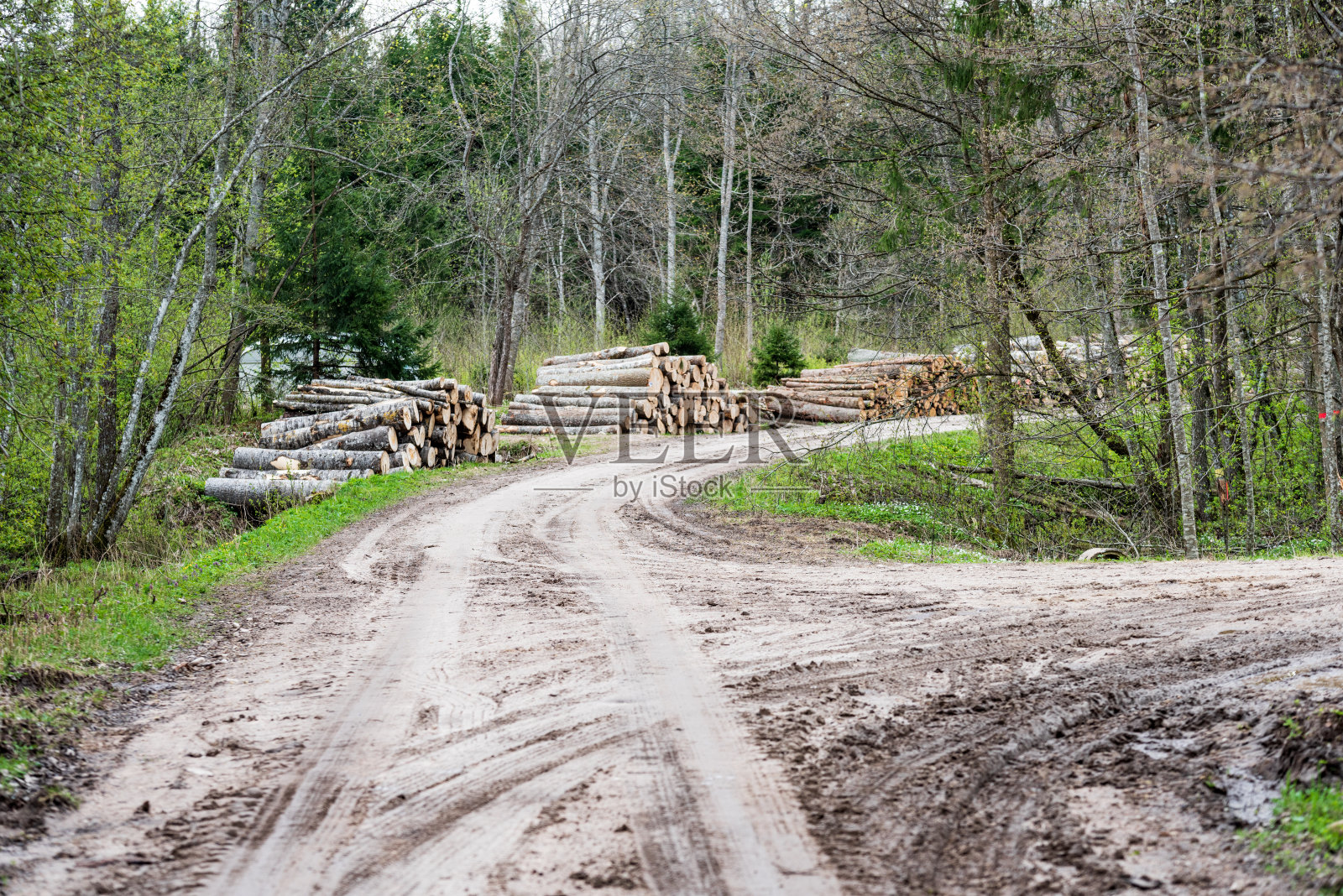 夏天炎热的乡村空旷的砾石路照片摄影图片
