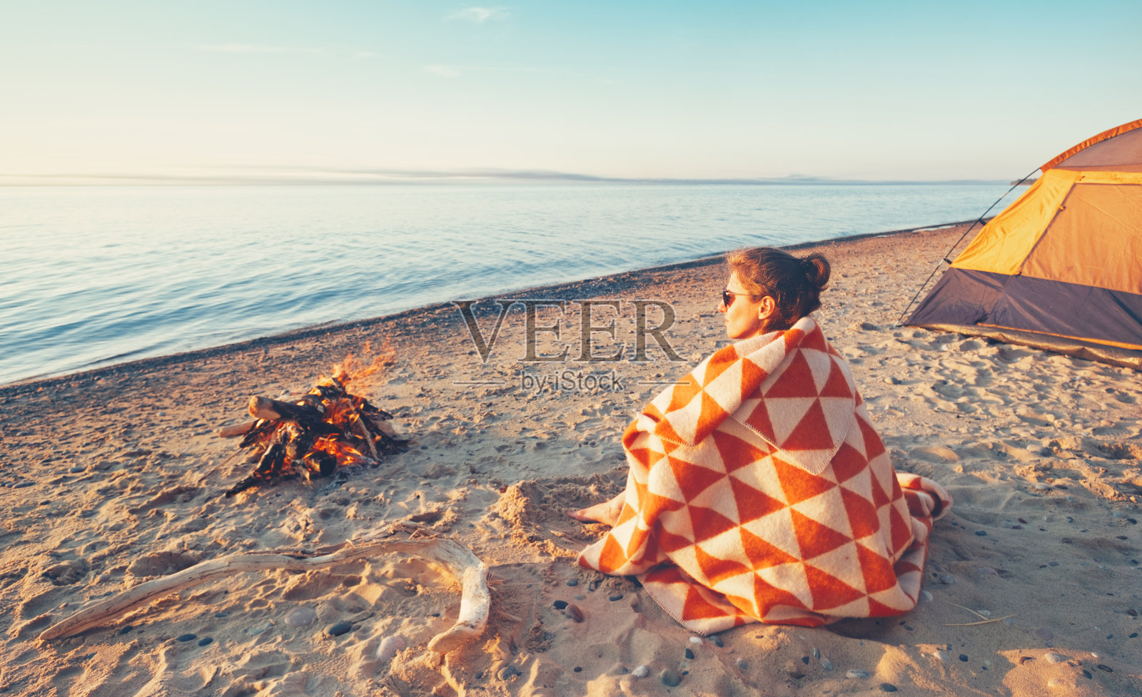 湖岸上露营照片摄影图片