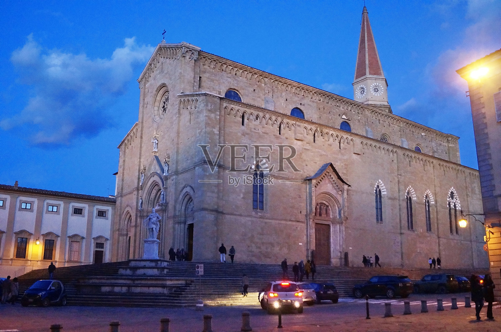 晚上的阿雷佐大教堂正面照片摄影图片