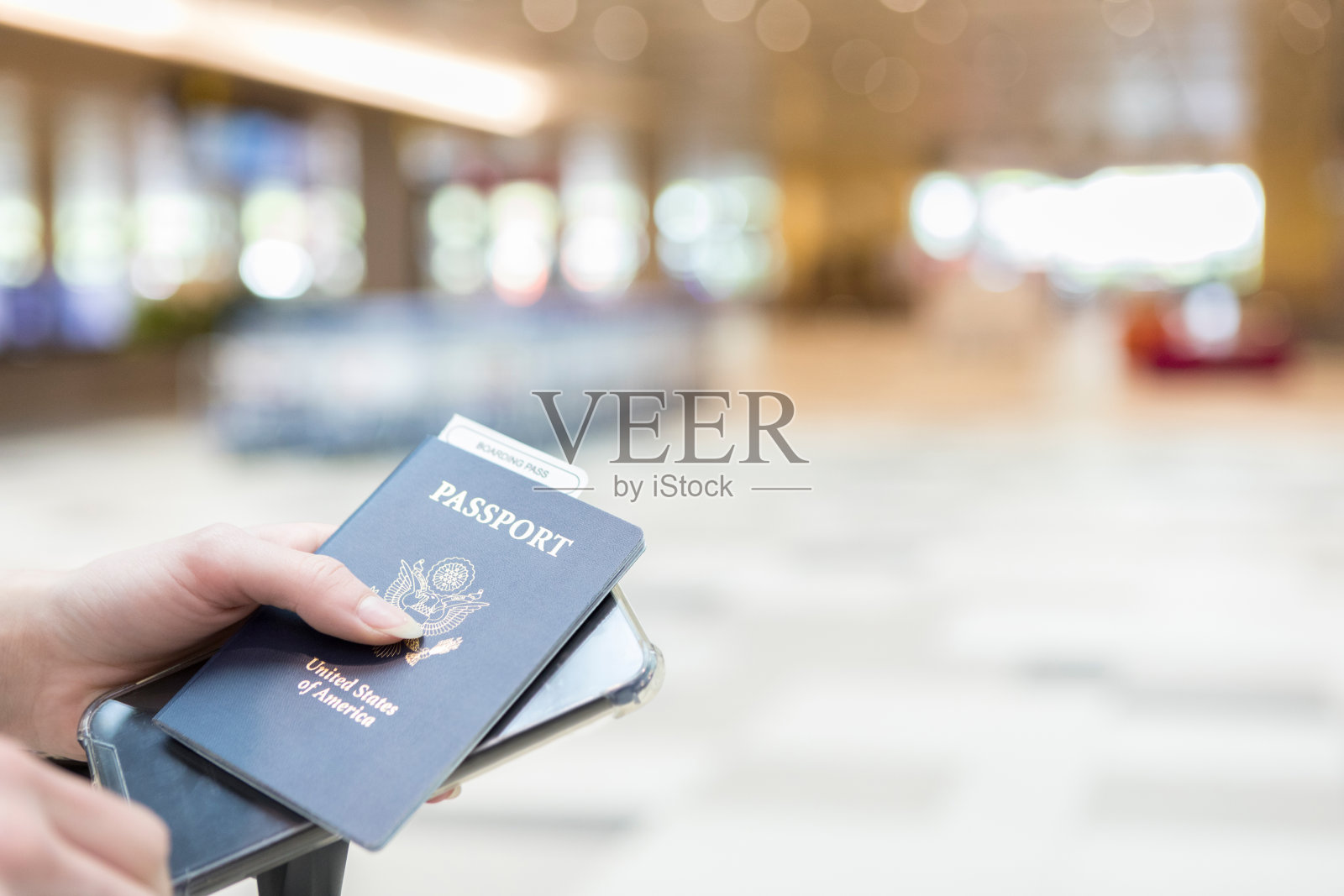 女子手握美国护照的特写照片摄影图片