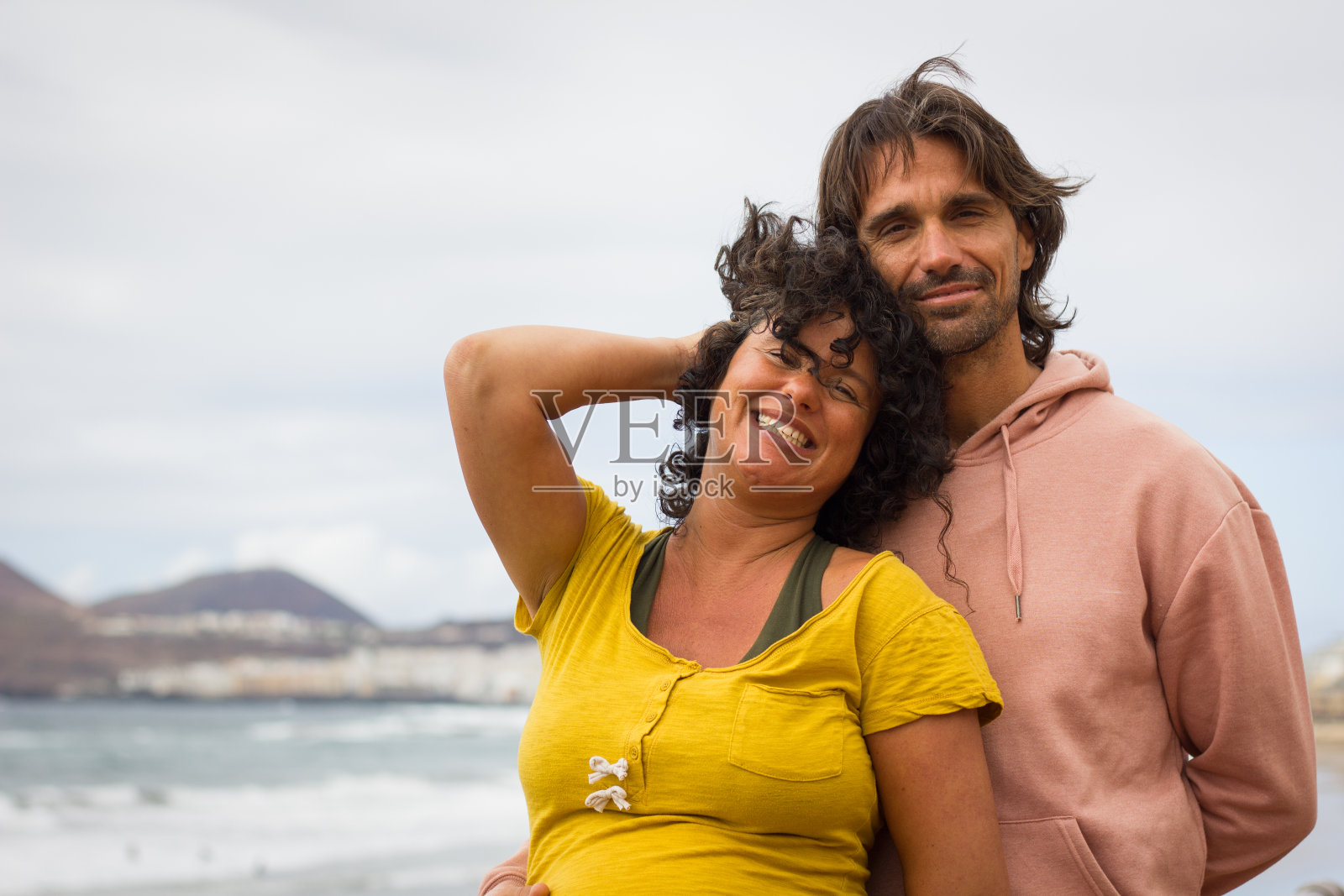 一对笑眯眯地看着镜头照片摄影图片