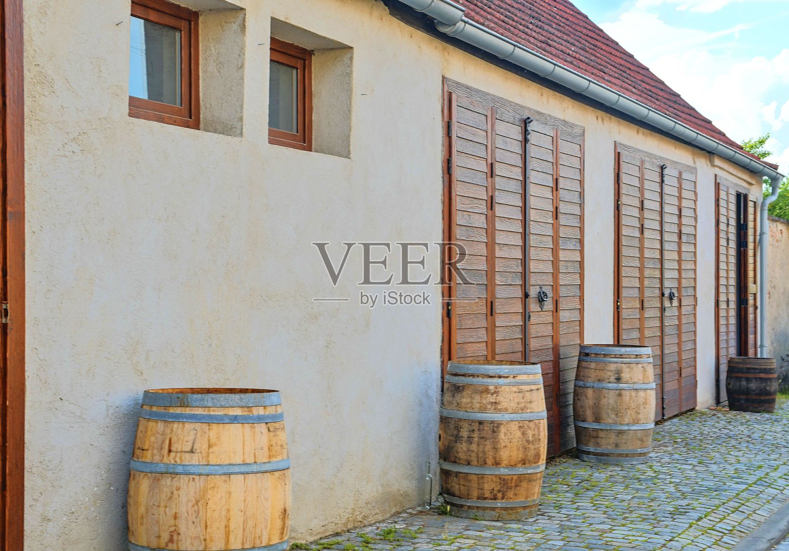 现代酒窖前的老式乡村酒桶。欧洲葡萄酒背景。捷克共和国,南摩拉维亚照片摄影图片