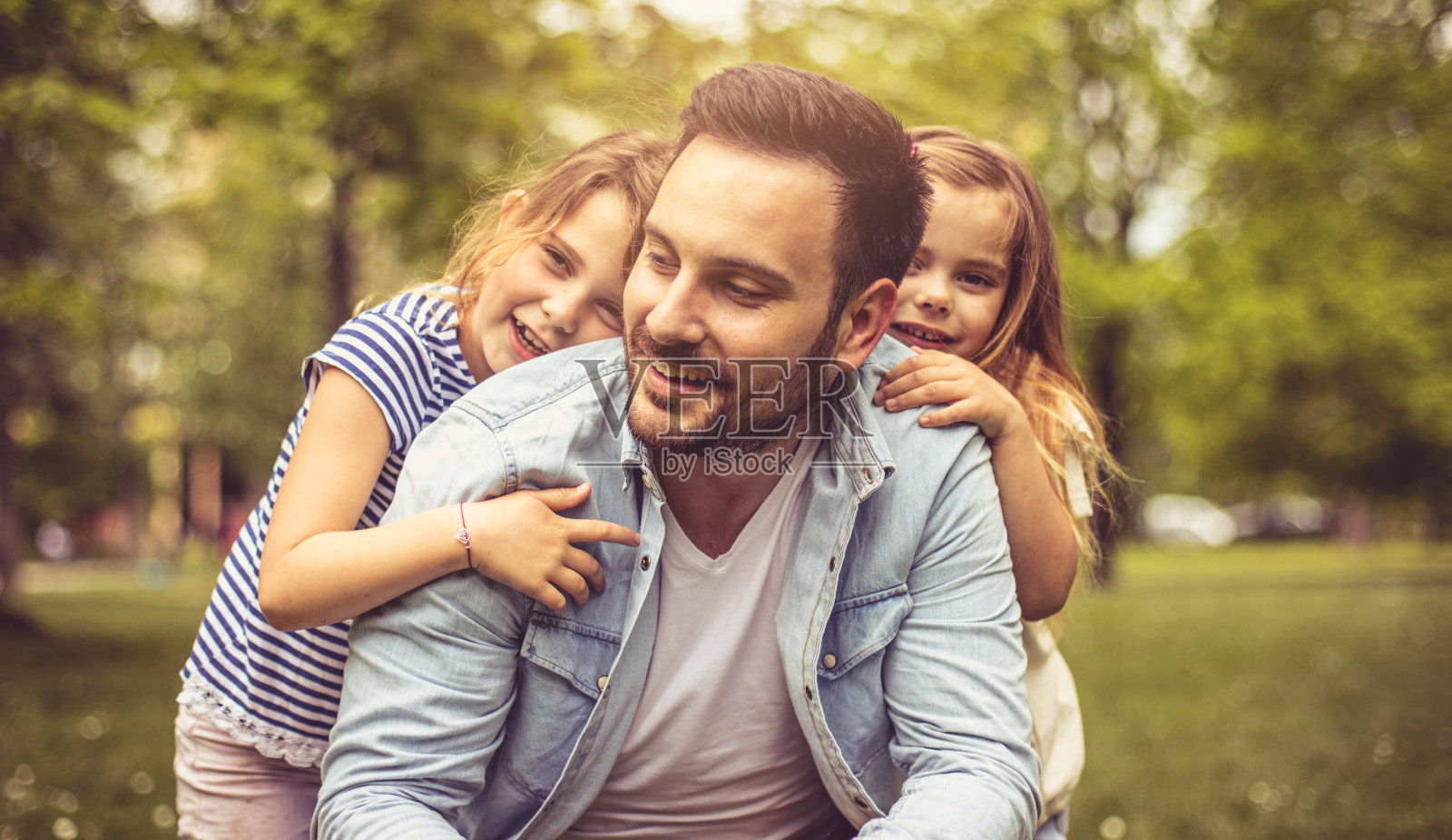 拥抱和快乐。照片摄影图片