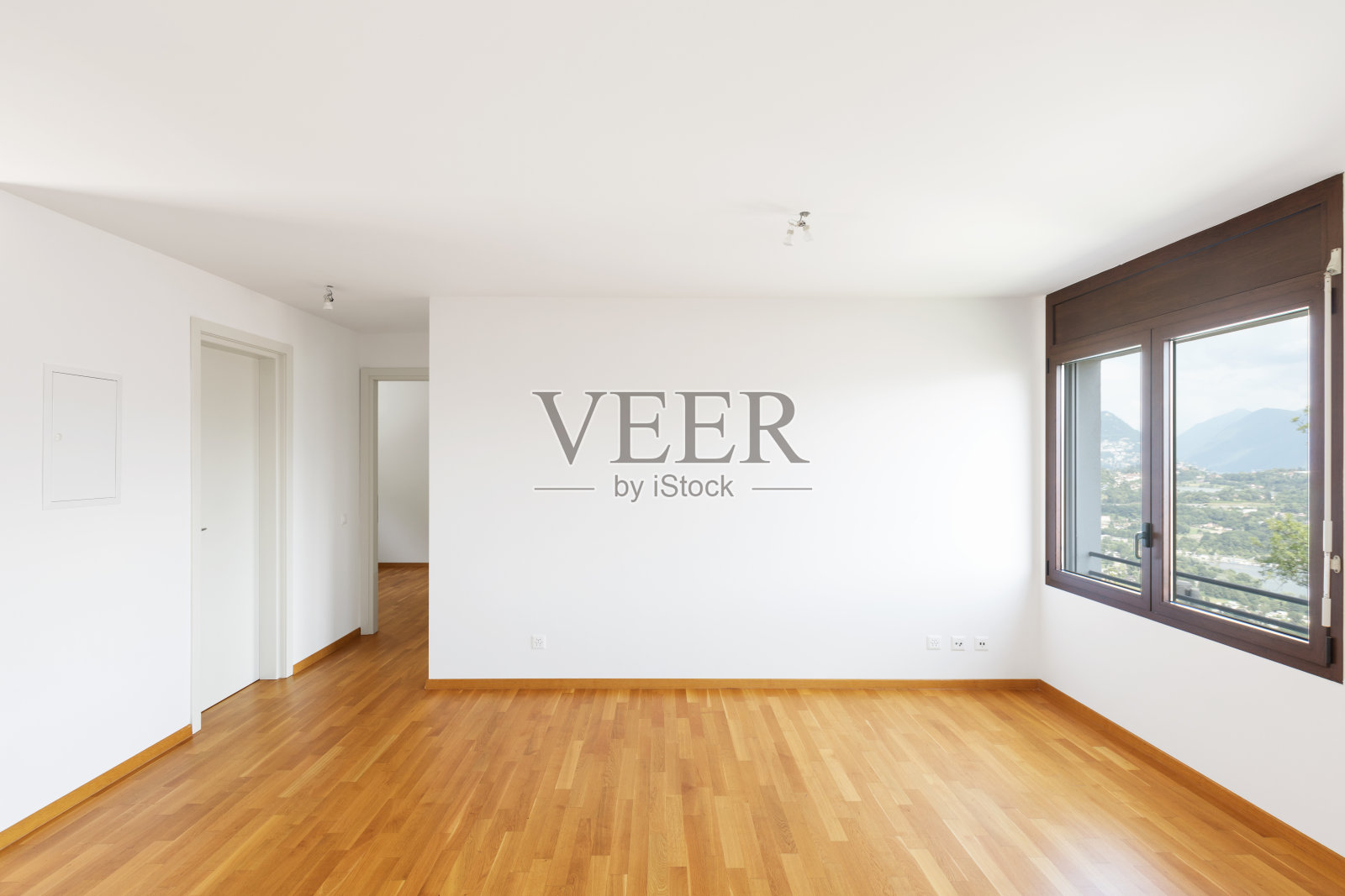 现代公寓的白色空房间,镶木地板照片摄影图片