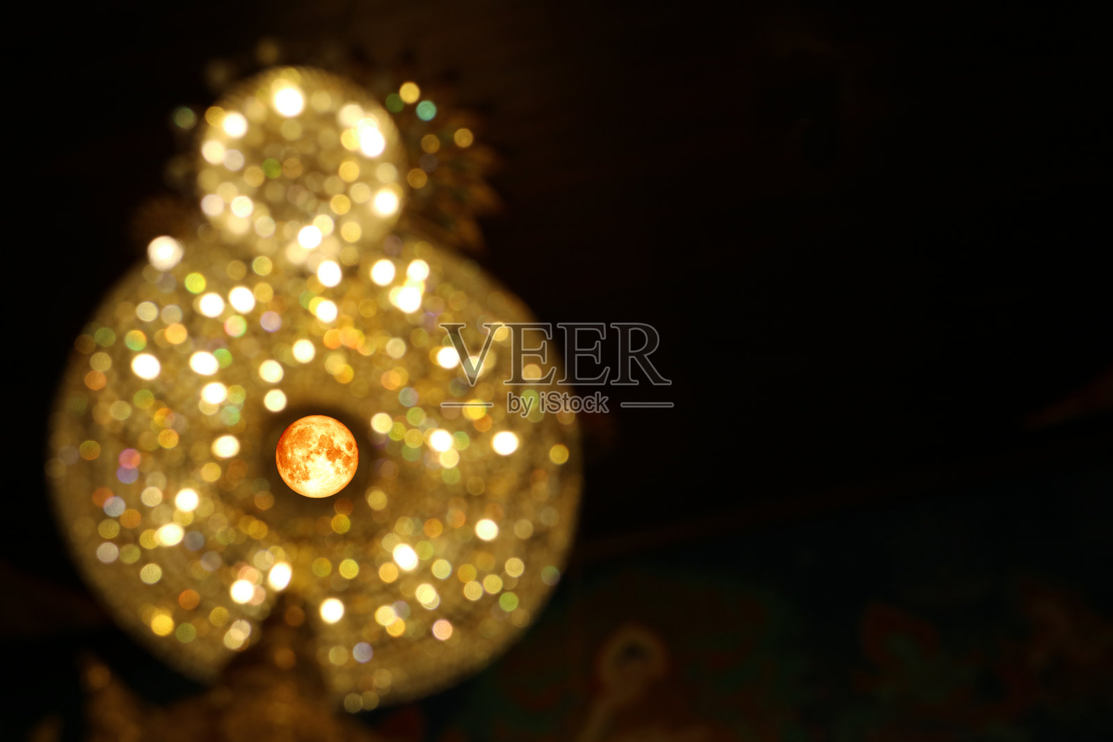 满月的血月在夜晚的天光吊灯照片摄影图片