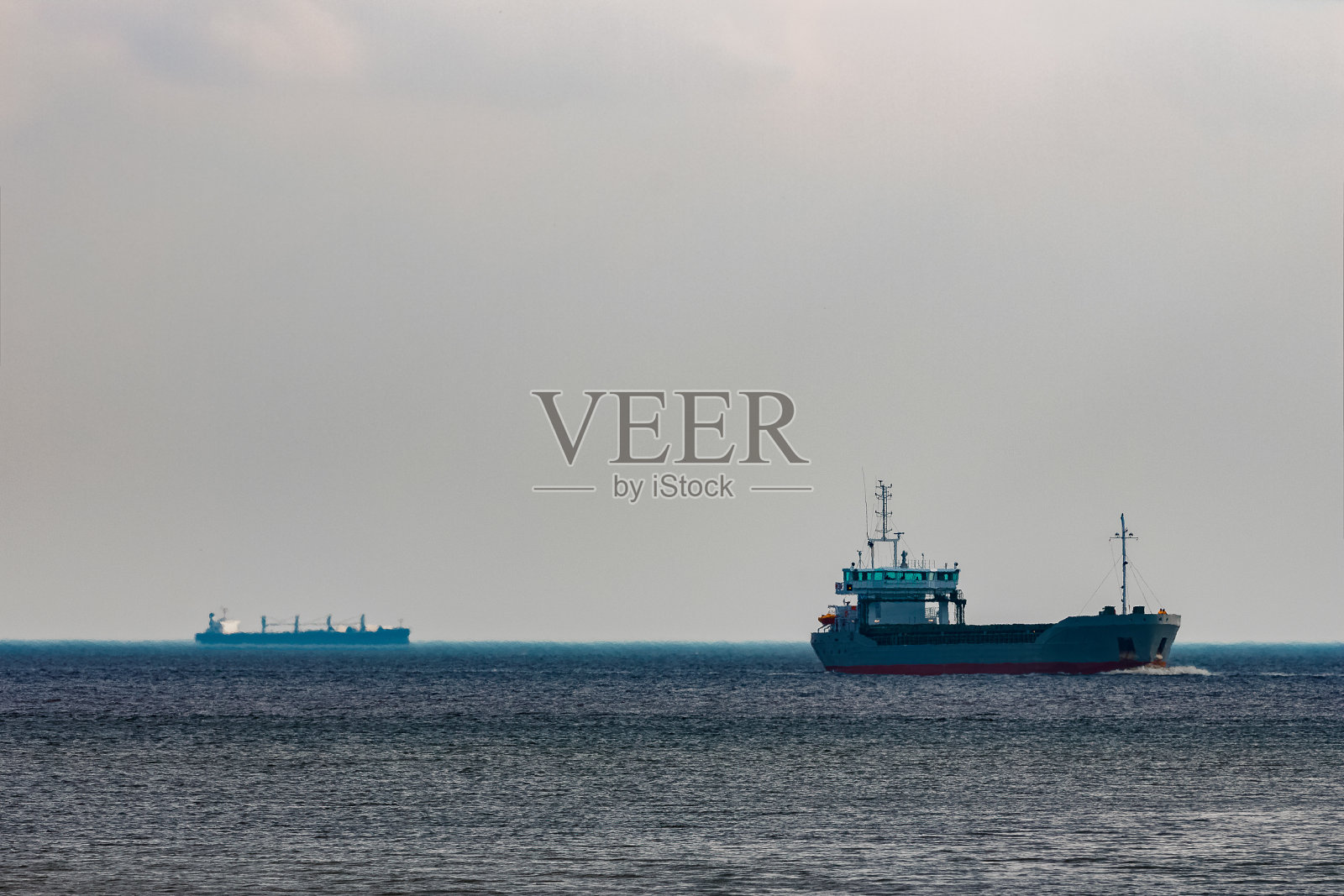 灰色的货船照片摄影图片