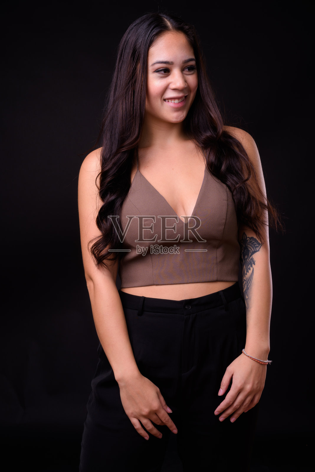 黑色背景下的美丽女人的肖像照片摄影图片