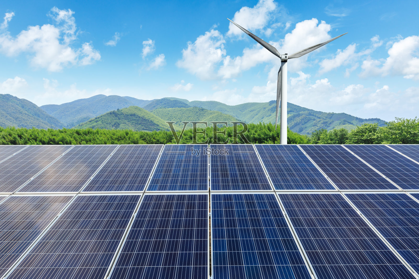 具有山地景观的太阳能电池板和风力涡轮机照片摄影图片