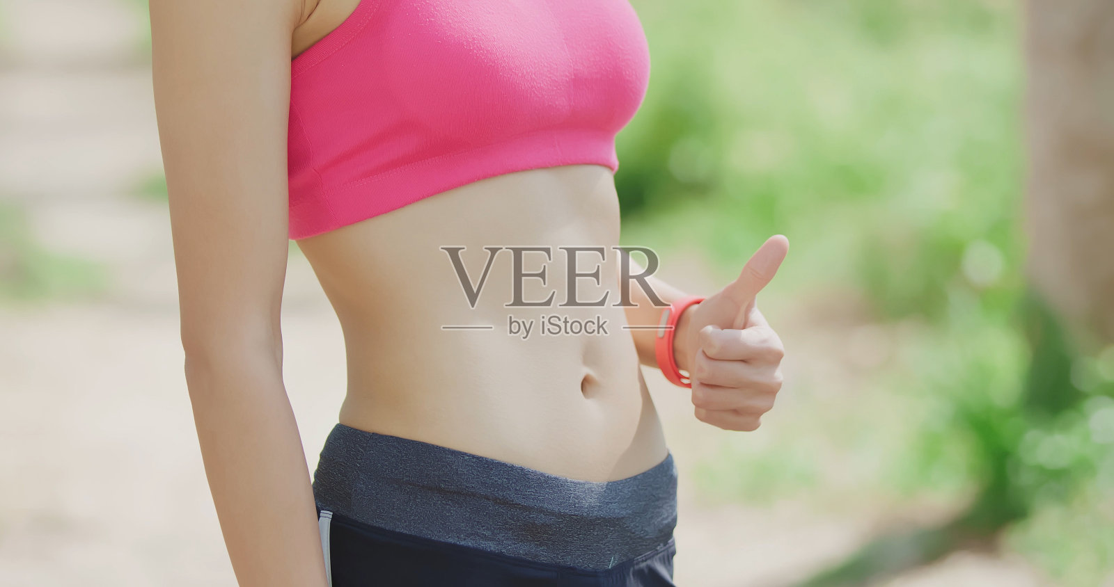 女运动员竖起大拇指照片摄影图片