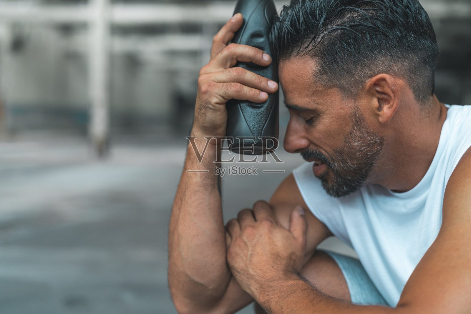 运动员在一个废弃的仓库锻炼后休息照片摄影图片