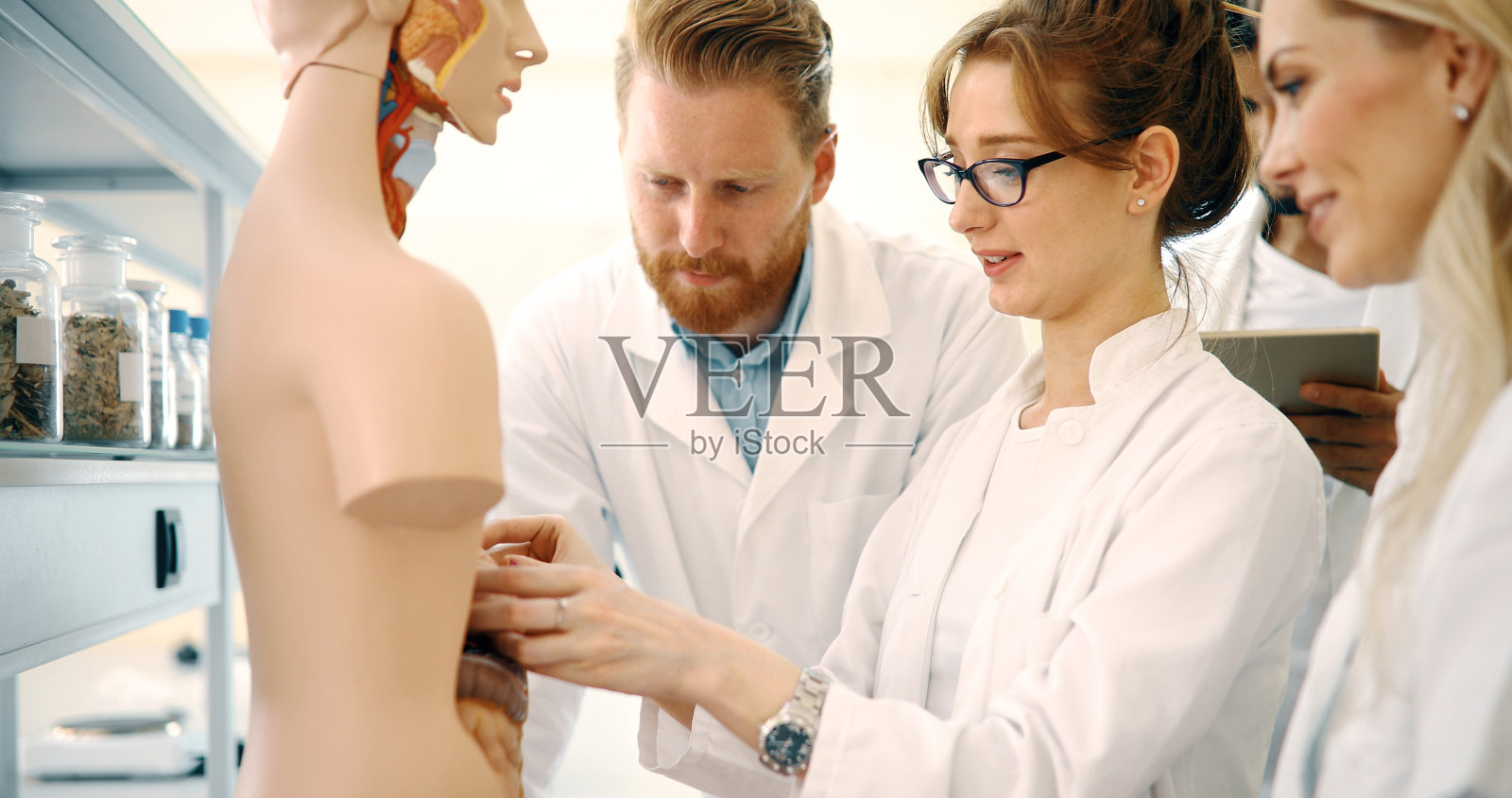 医学学生在课堂上检查解剖模型照片摄影图片