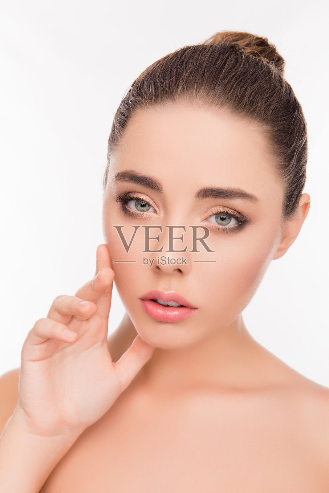 漂亮女人的肖像与完美的皮肤触摸她的脸照片摄影图片