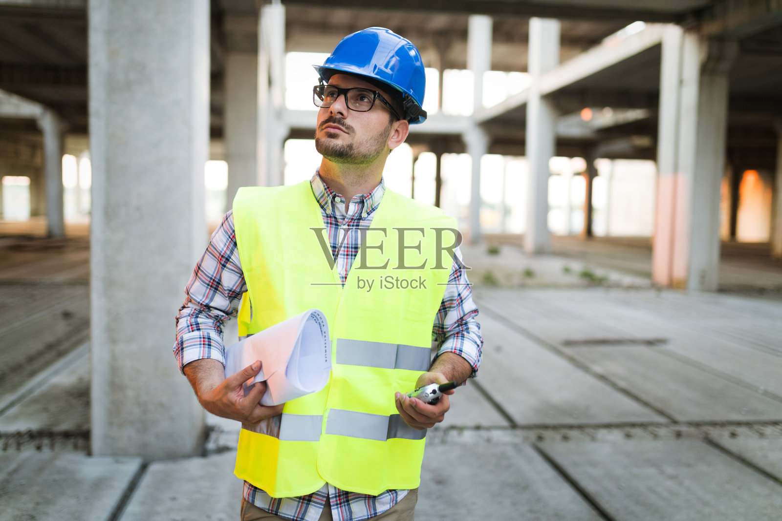 建筑工地工程师看平面图的图片照片摄影图片