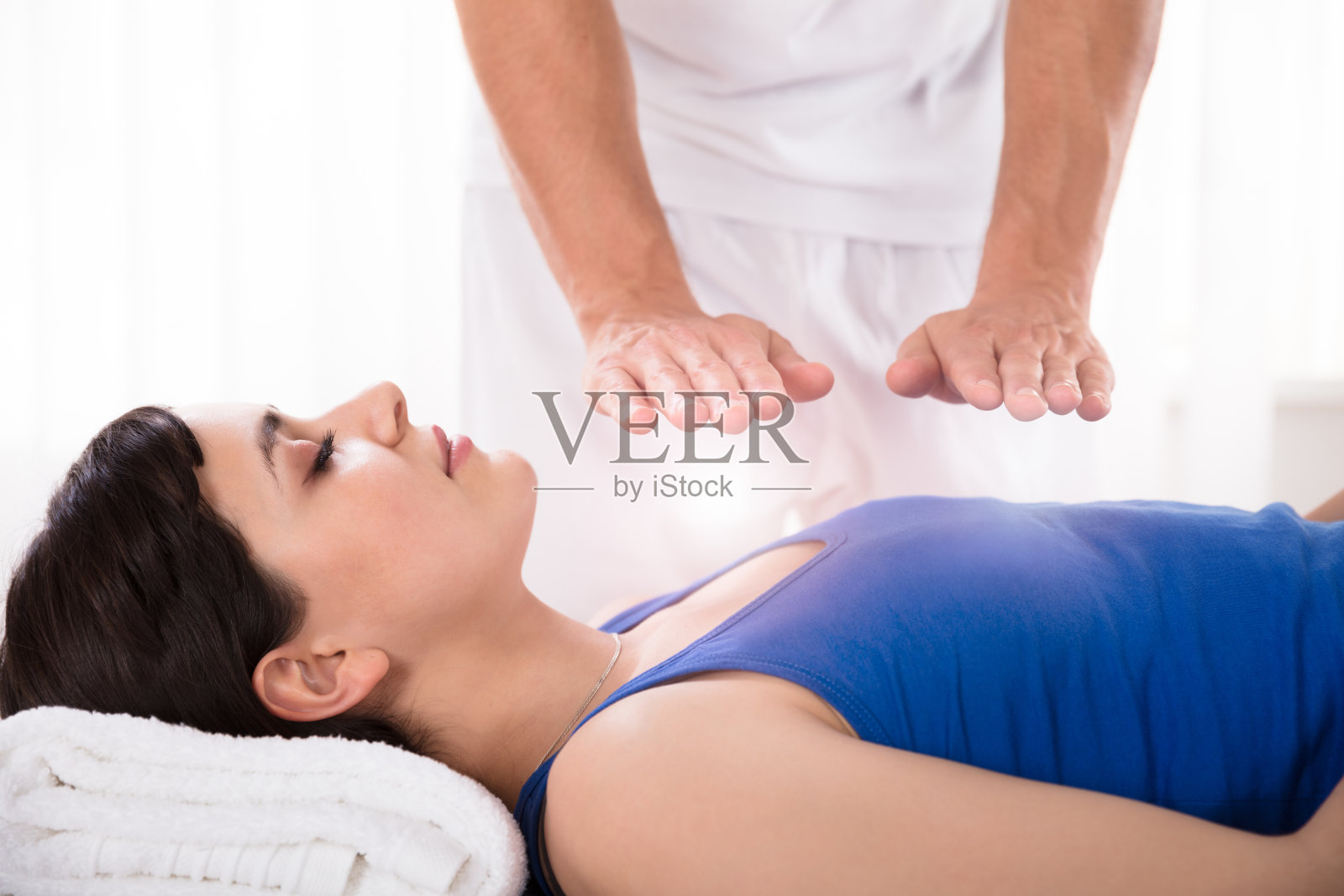 有灵气治疗的女人照片摄影图片