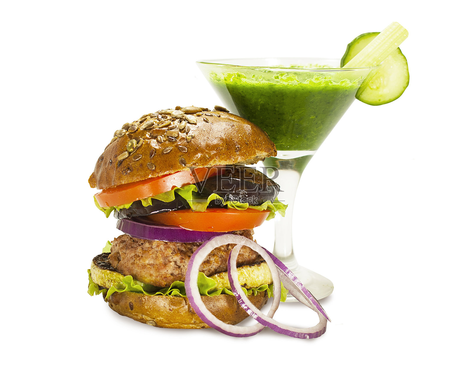 茄子蔬菜汉堡。芹菜和黄瓜冰沙。健康的饮食习惯。照片摄影图片