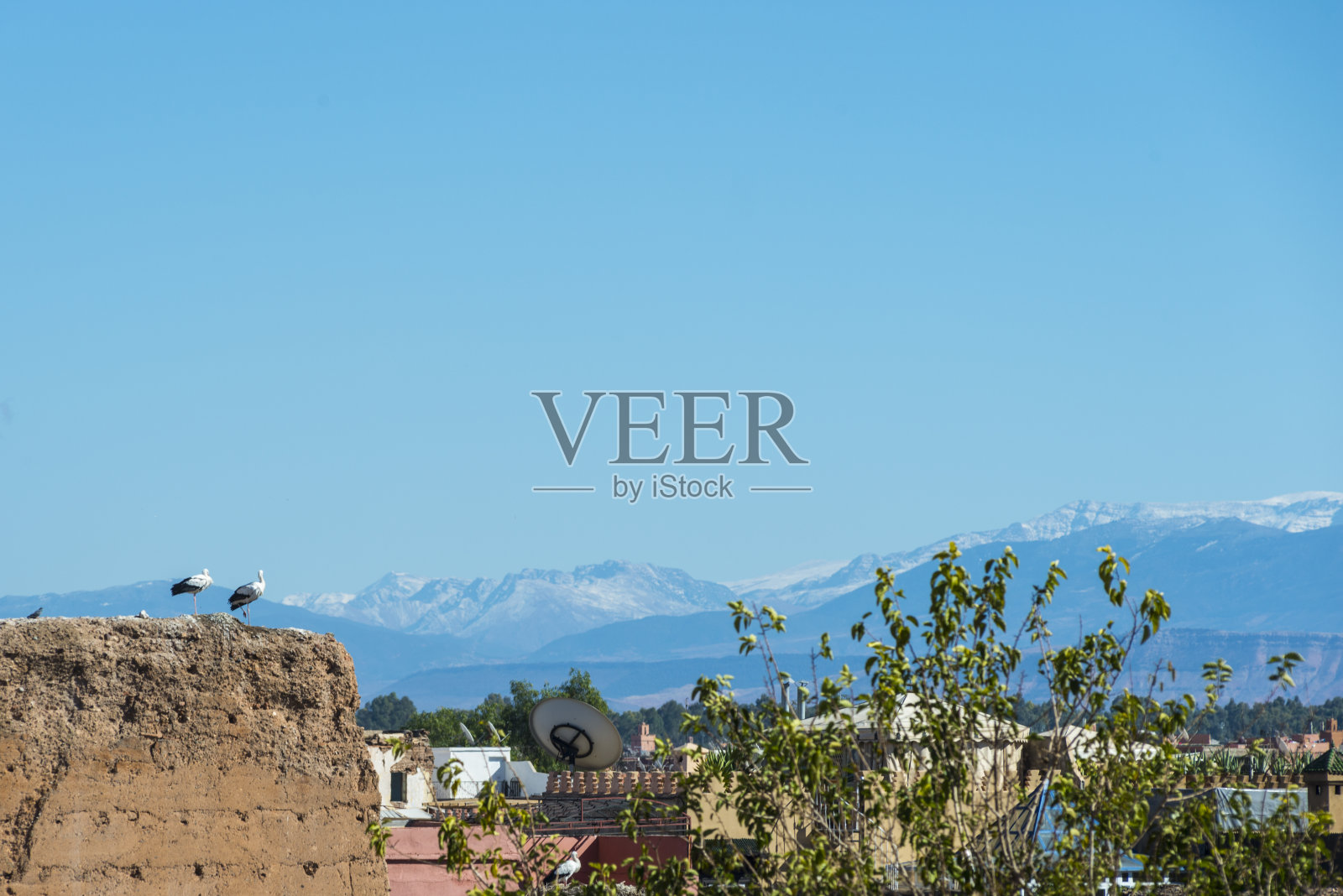 马拉喀什位于阿特拉斯山脉的丘陵地带照片摄影图片