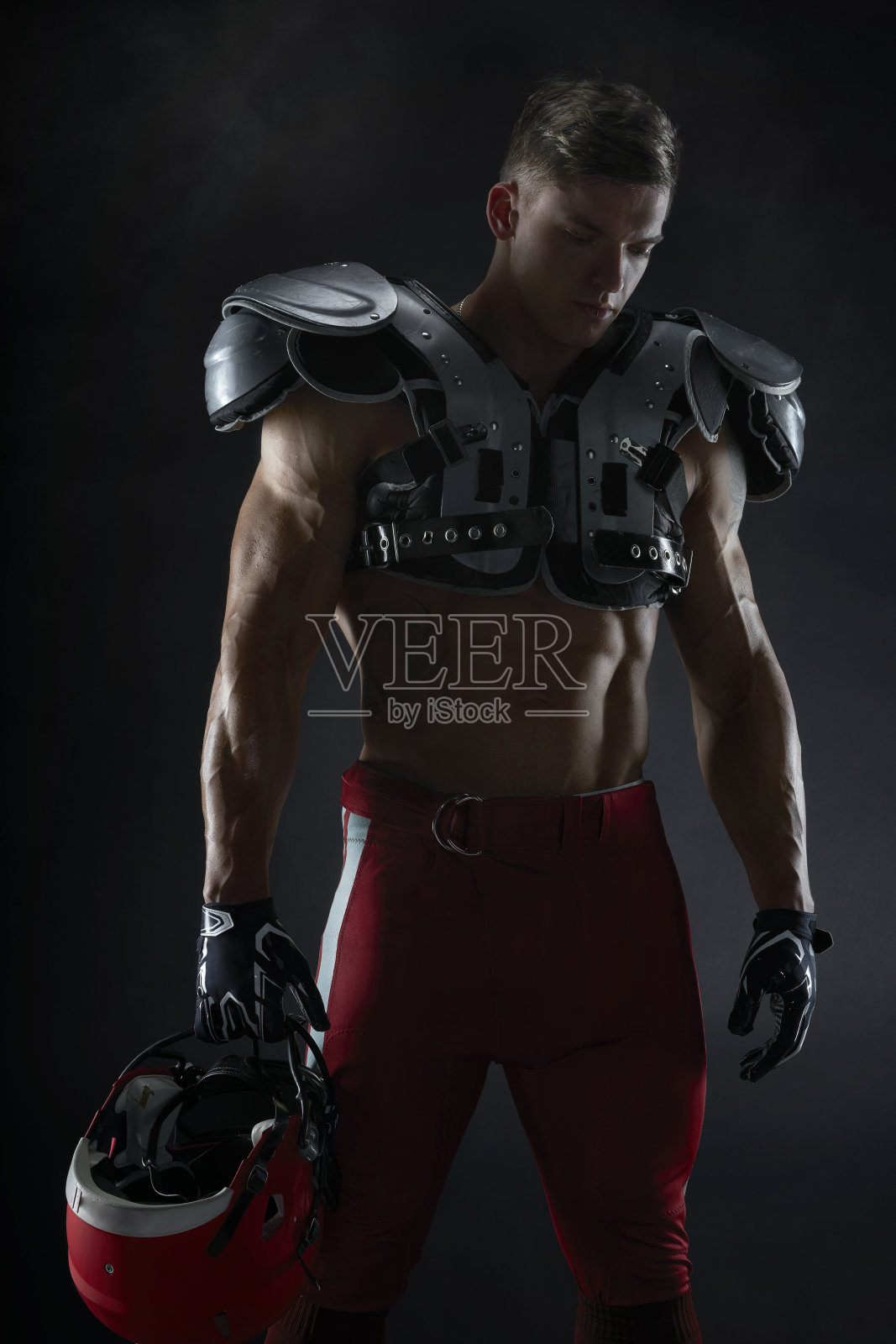 美国足球运动员在黑暗的背景照片摄影图片