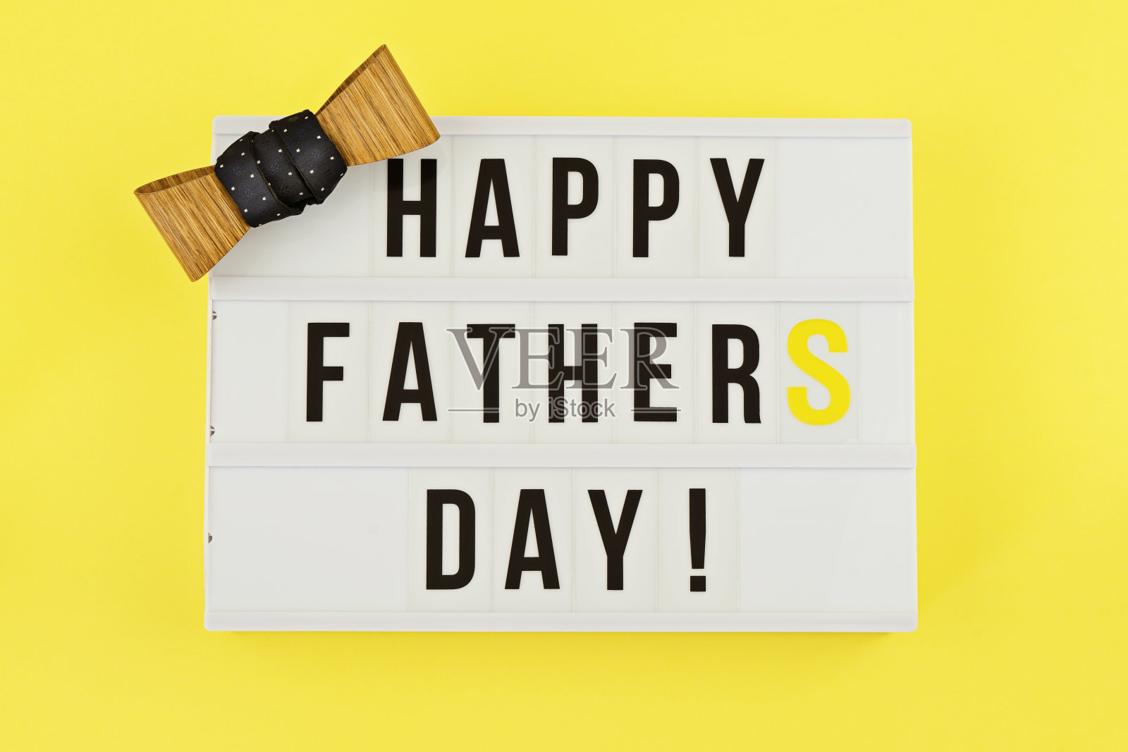 白色灯箱上黄色文字,祝你父亲节快乐照片摄影图片