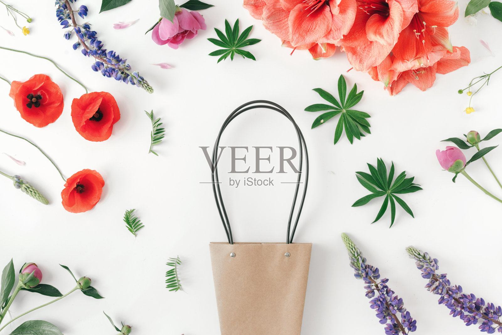 平铺鲜花纸袋创意购物理念照片摄影图片