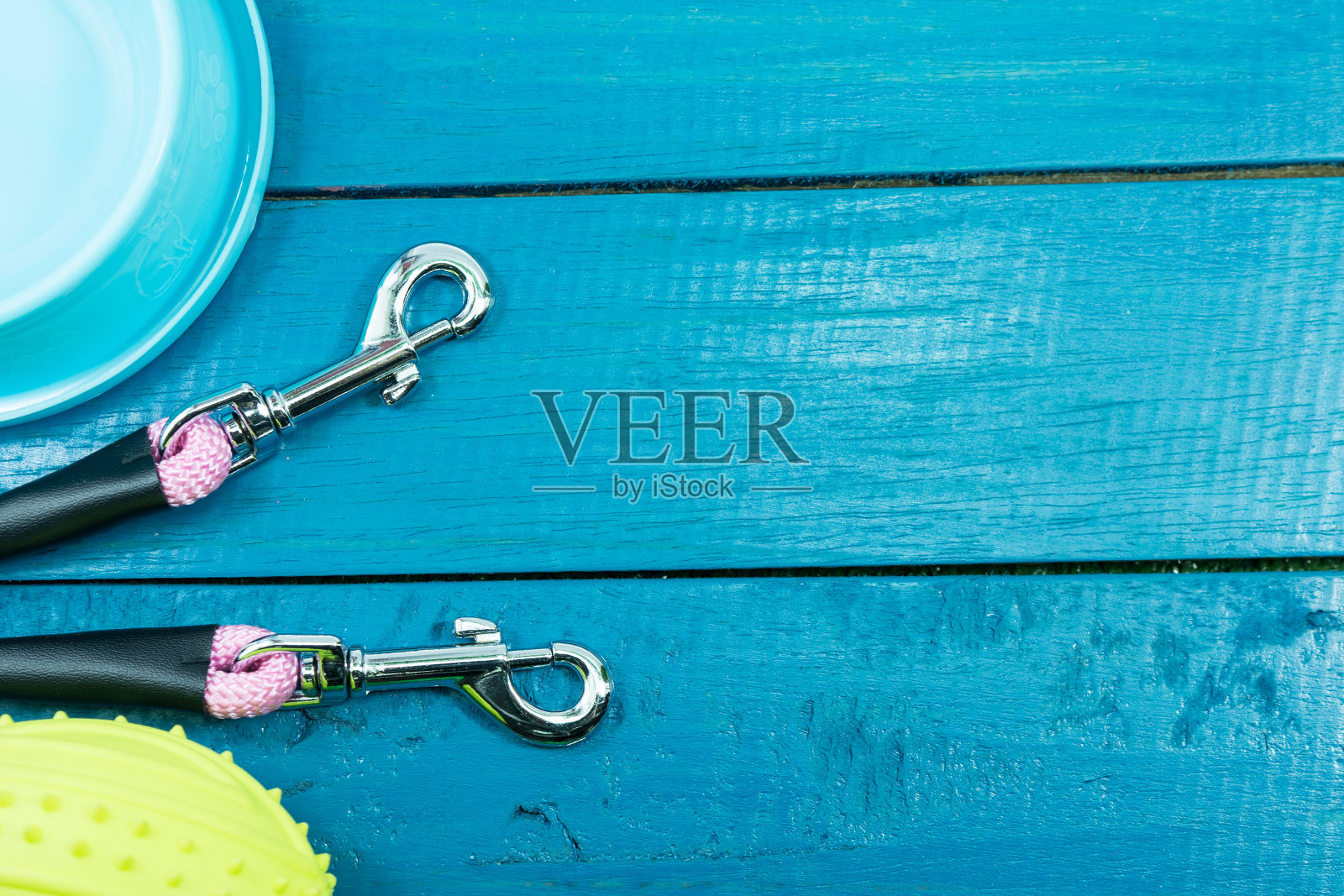 木制背景上的宠物配件。照片摄影图片