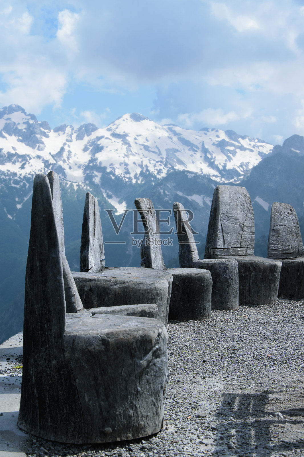 古老的手工木椅,坐落在高山上,以欣赏自然之美,阿尔巴尼亚照片摄影图片
