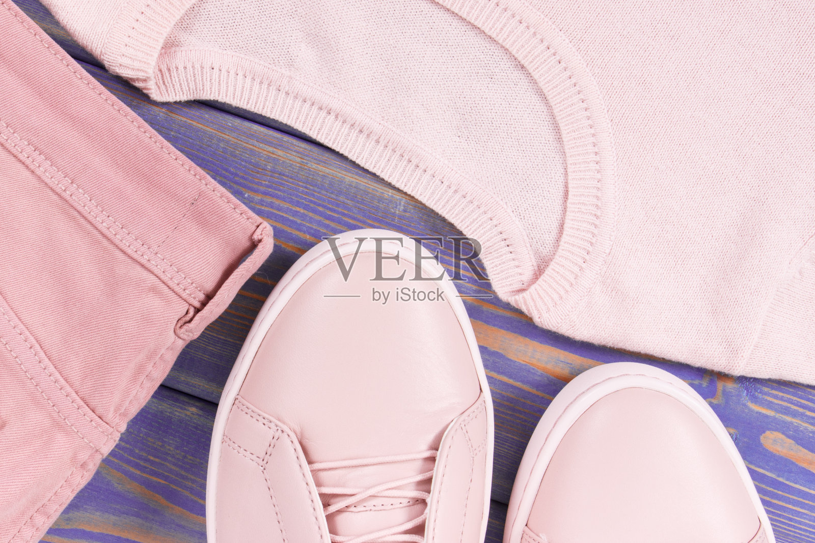 一双女人的皮鞋,毛衣和裤子都是用旧木板做的照片摄影图片