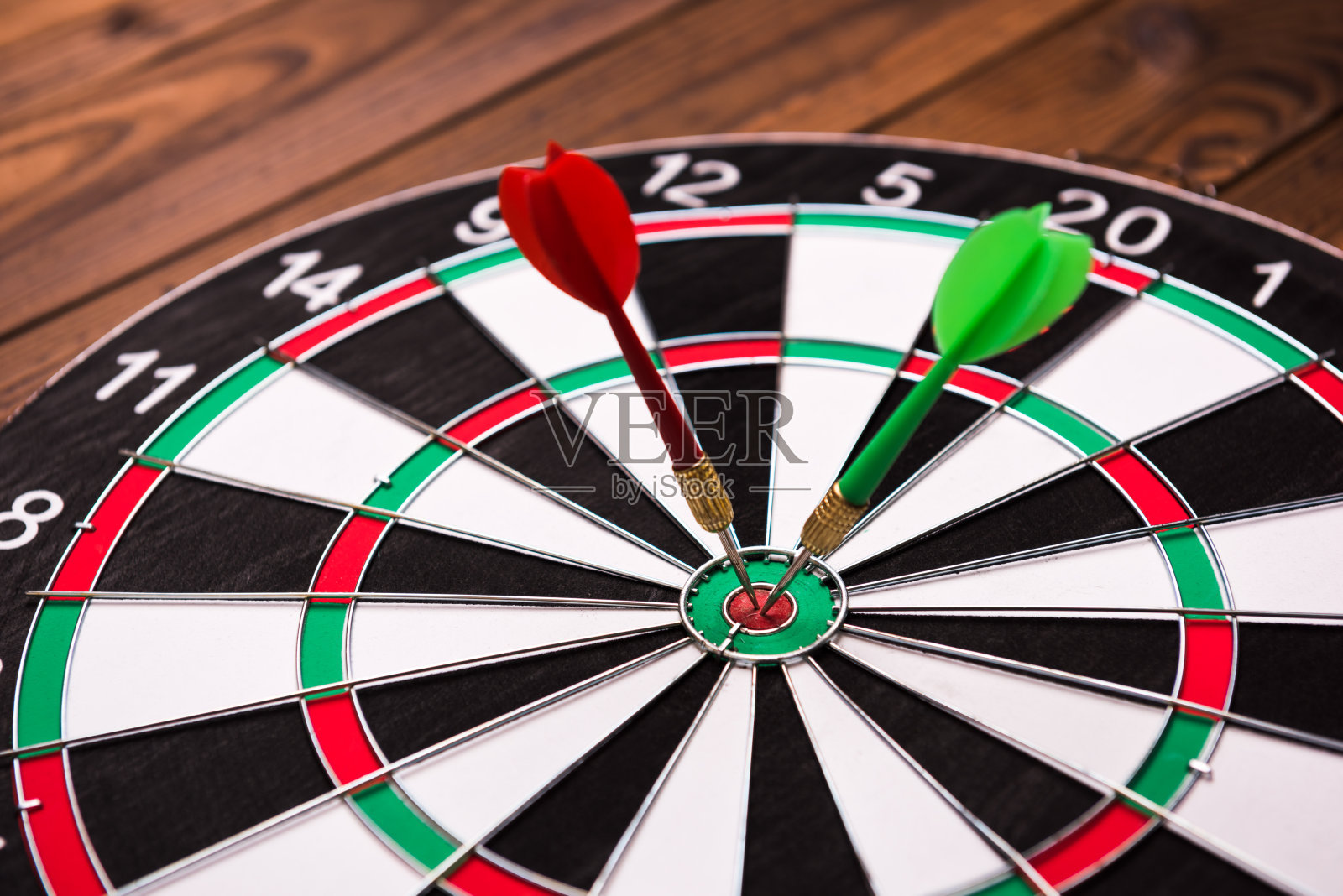 击中目标的飞镖:两个飞镖和靶照片摄影图片