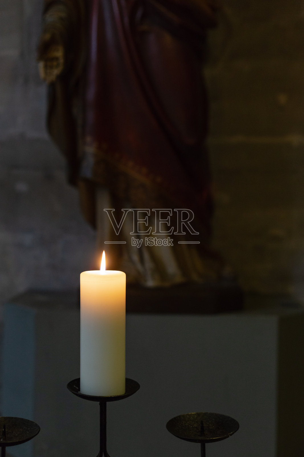 教堂中殿祭坛上的烛光照片摄影图片