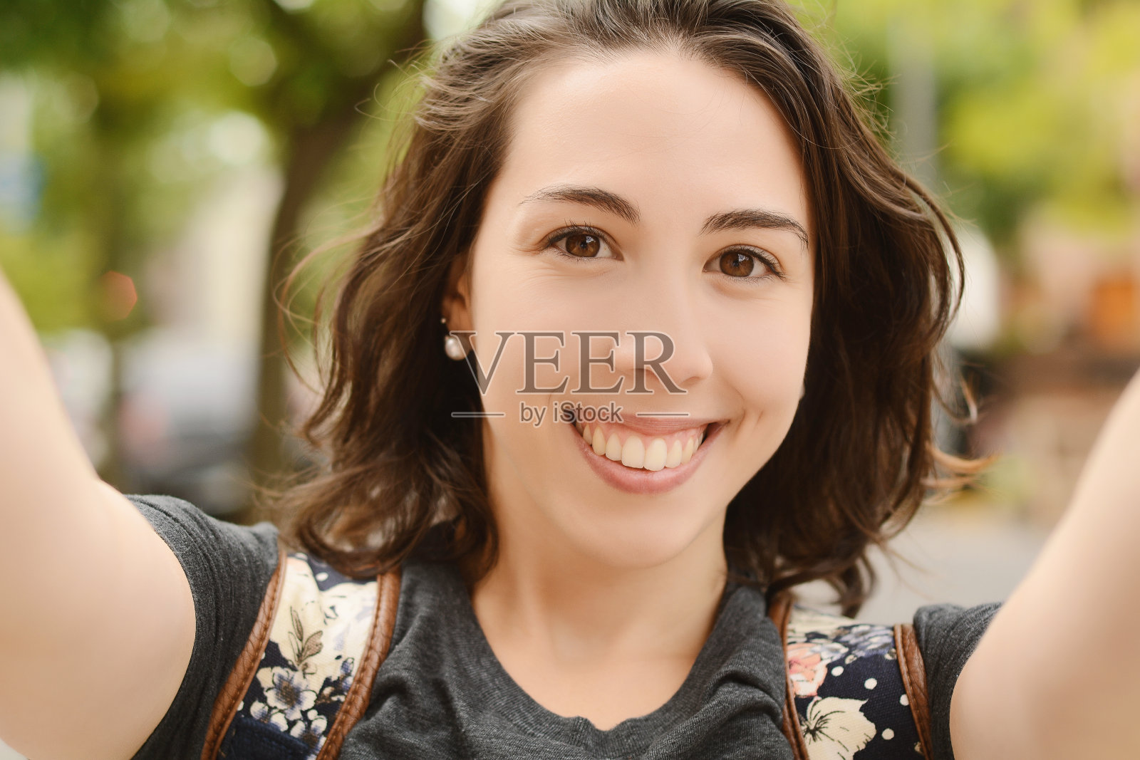 一个年轻漂亮的女人在自拍照片摄影图片