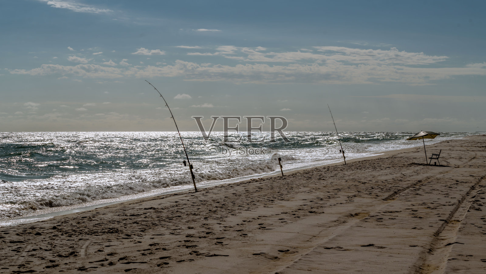 海滩上的一个刮风的日子照片摄影图片
