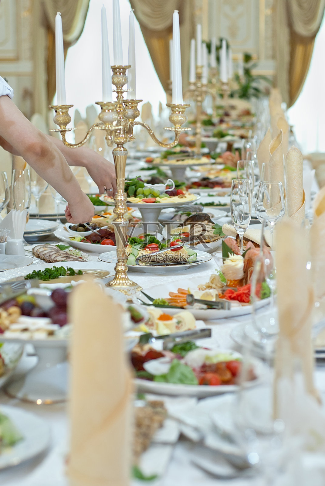 餐厅的桌子上摆满了美味的菜肴照片摄影图片