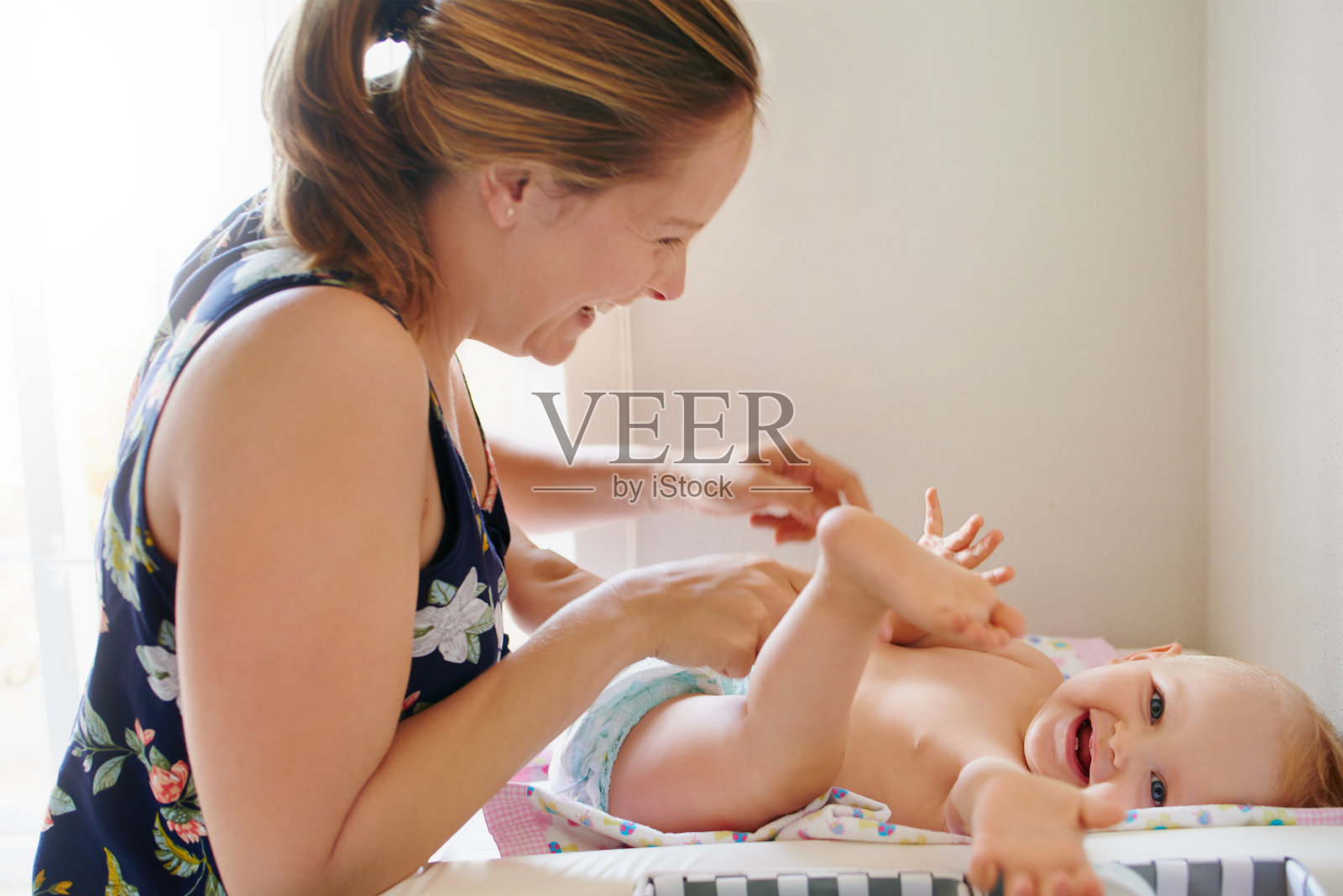 让换尿布成为一件有趣的事情照片摄影图片