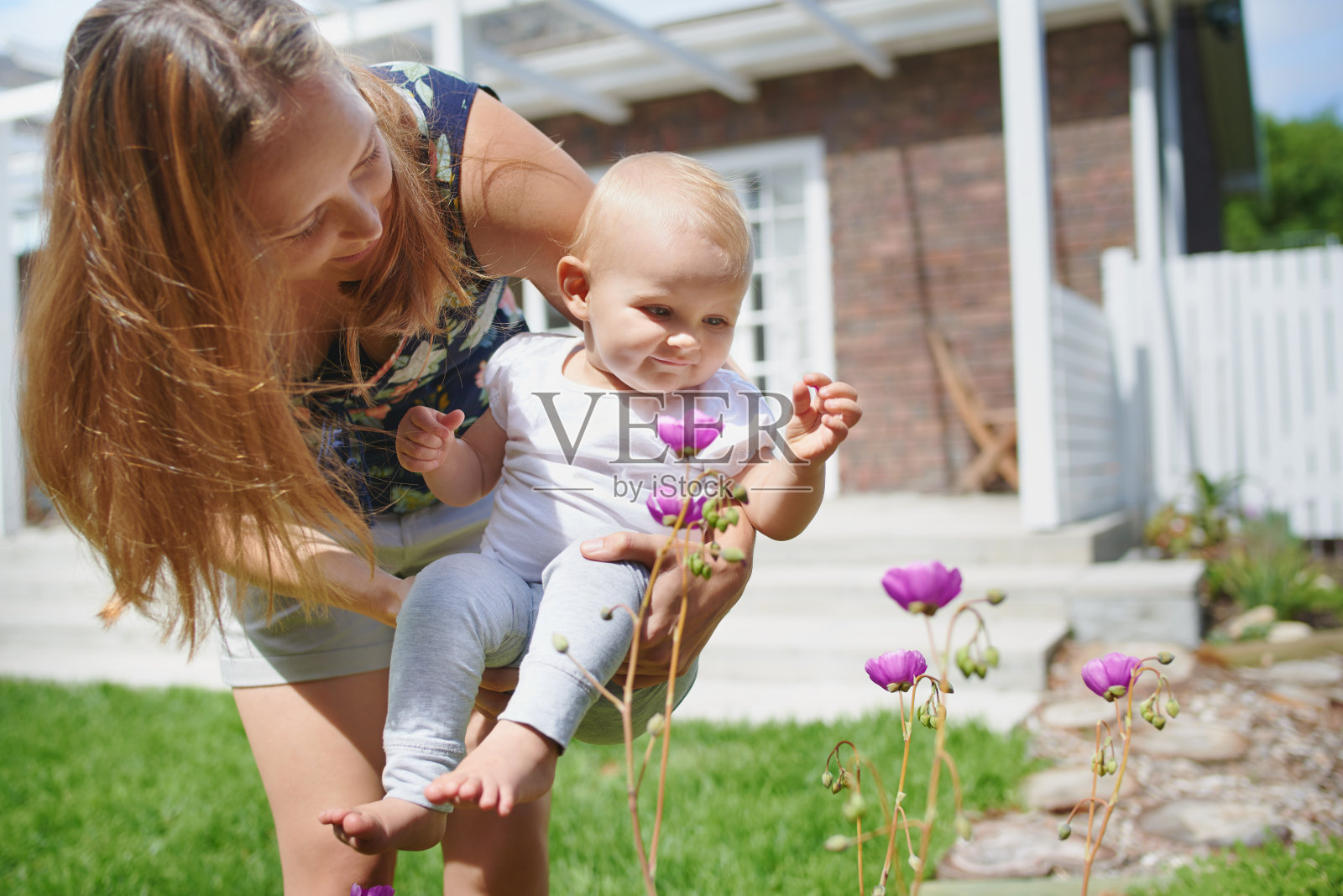 妈妈的小花孩子照片摄影图片