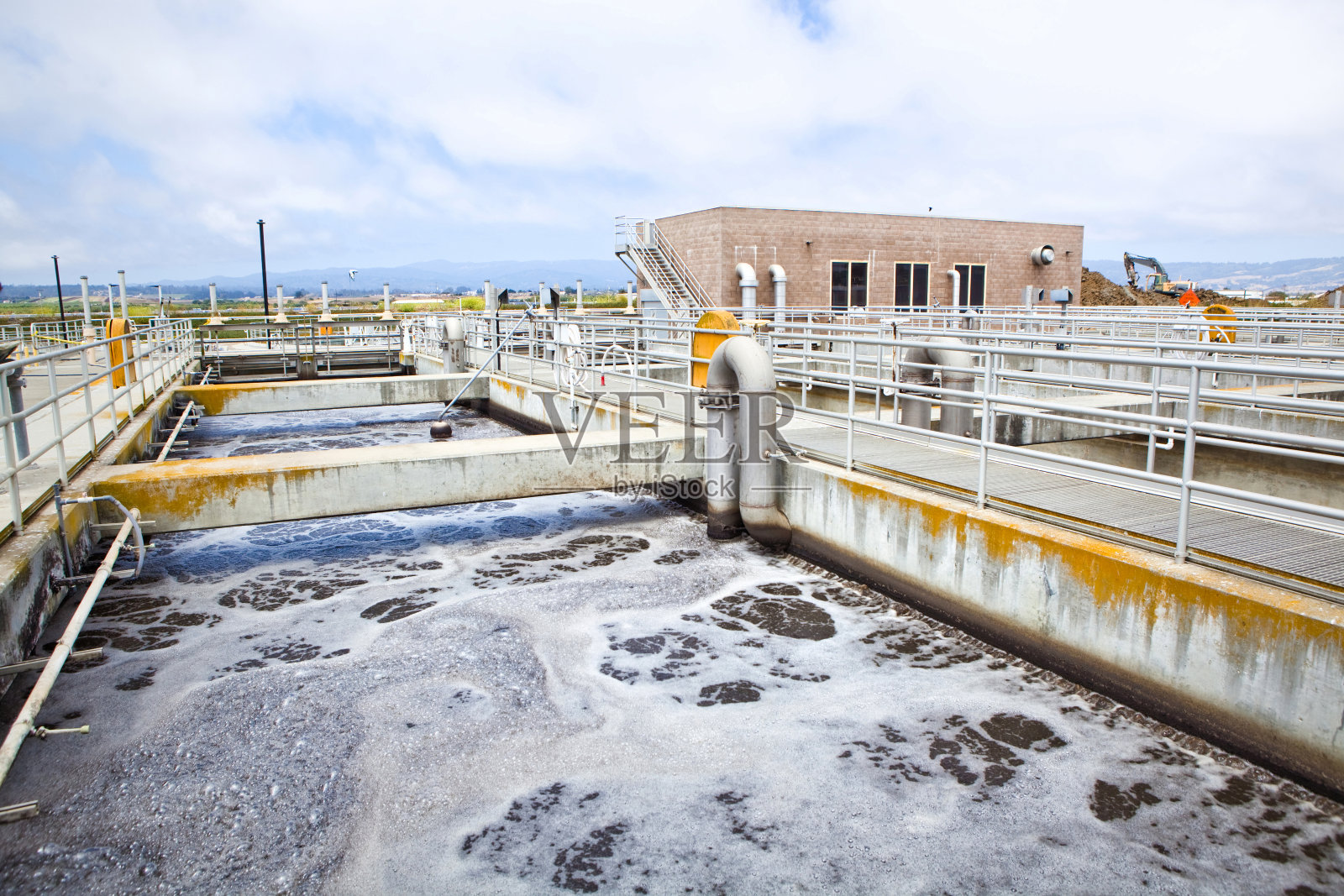 污水处理厂的污水曝气照片摄影图片