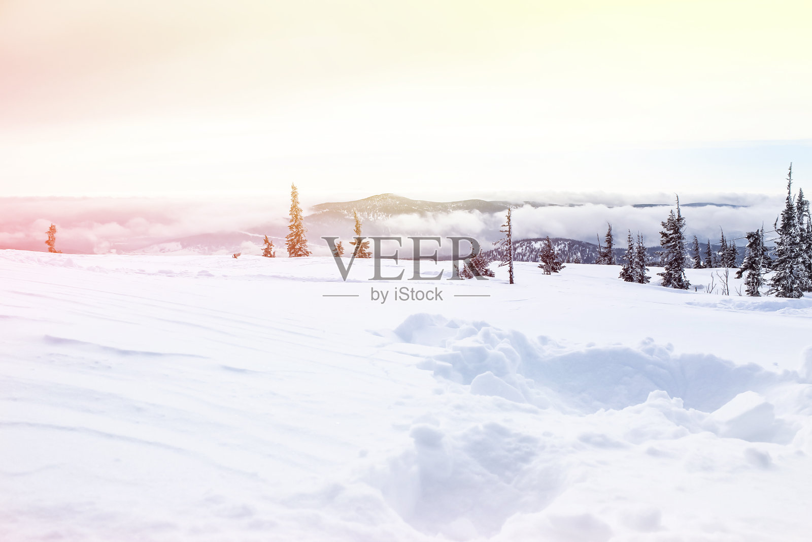 冬天的景观是白雪覆盖的山林照片摄影图片