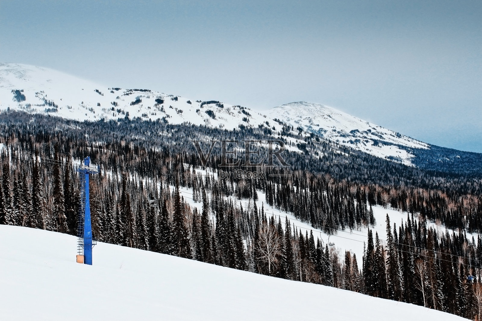 在俄罗斯的滑雪胜地,冬天在山上照片摄影图片