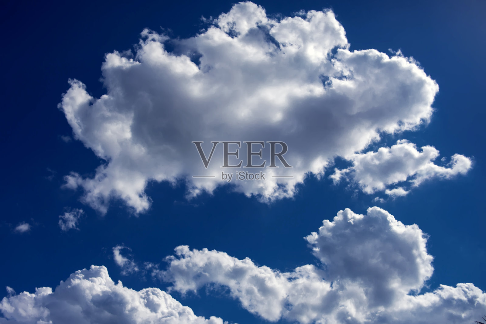 蓝天和白云。天气晴朗,天气好照片摄影图片