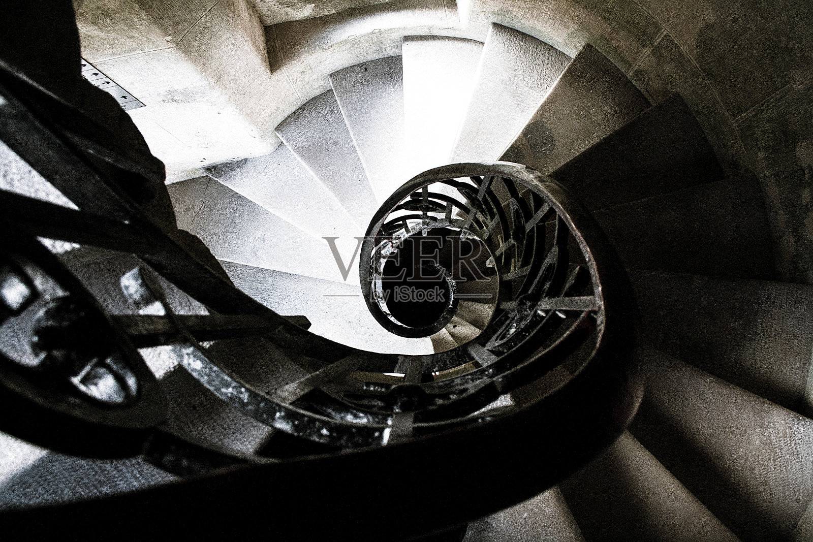 美丽的螺旋楼梯,从顶部看。辛特拉,葡萄牙照片摄影图片