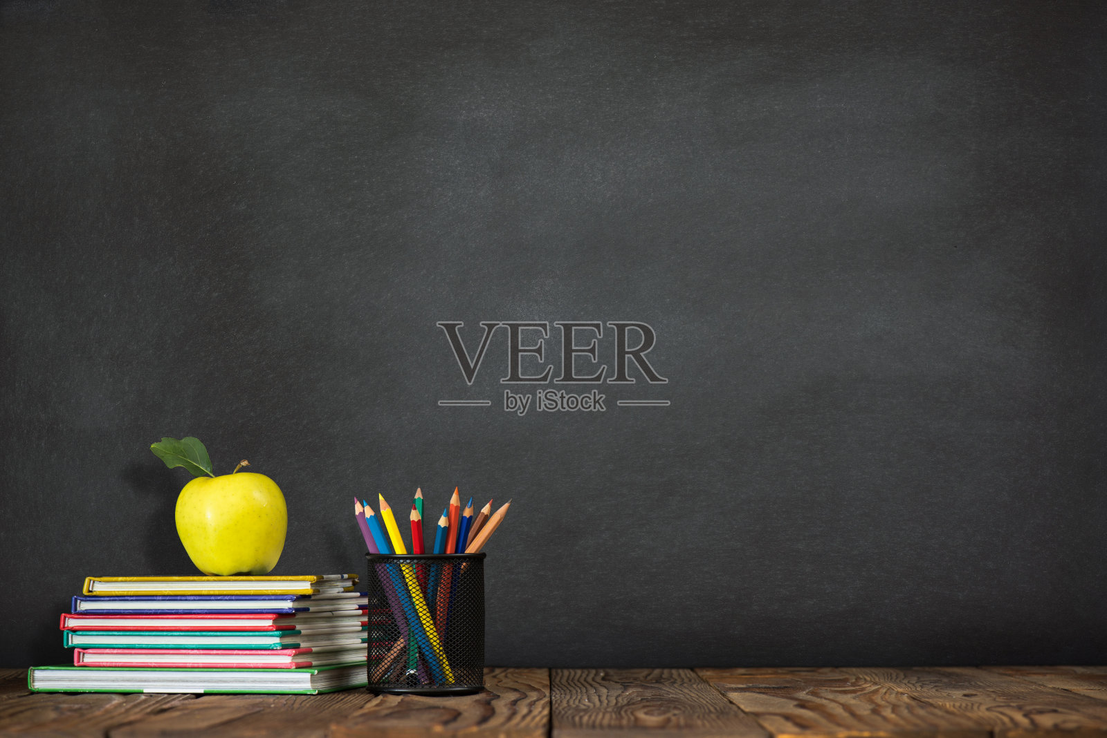 带着文具和黑板回到学校照片摄影图片