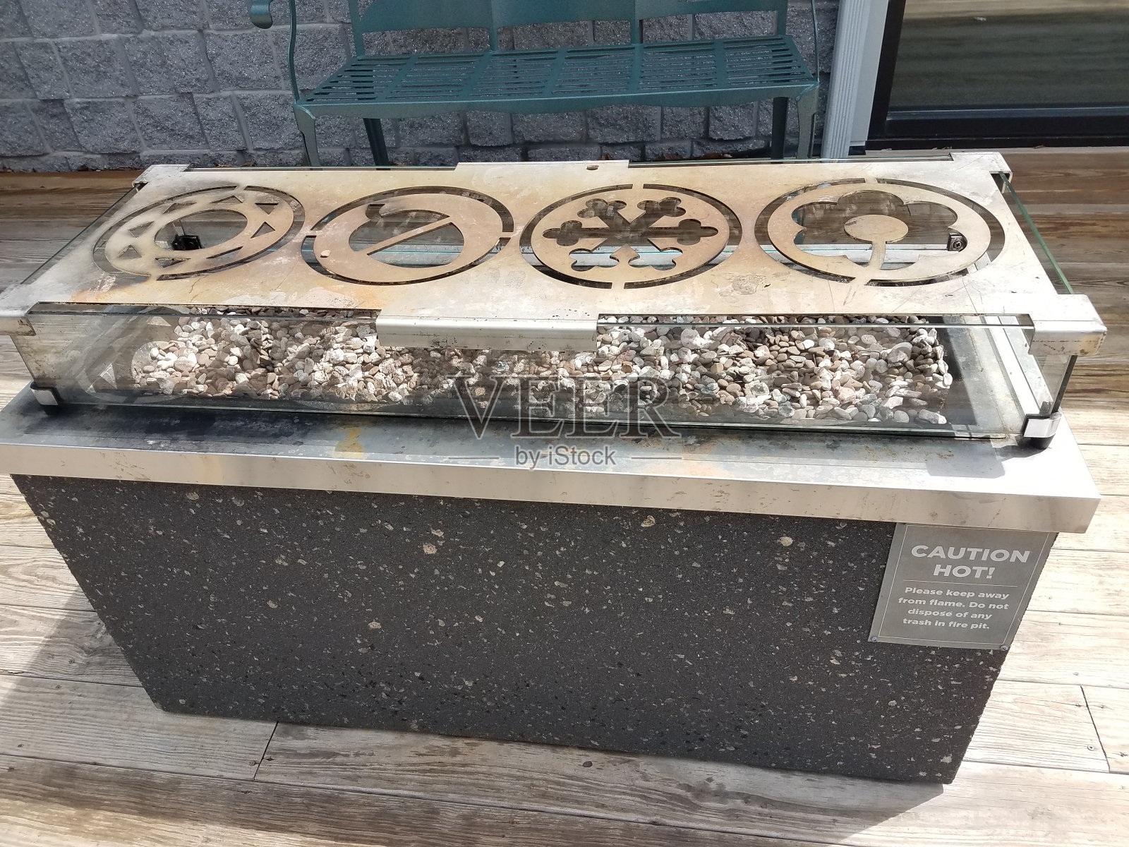 室外火坑上有警告标志照片摄影图片