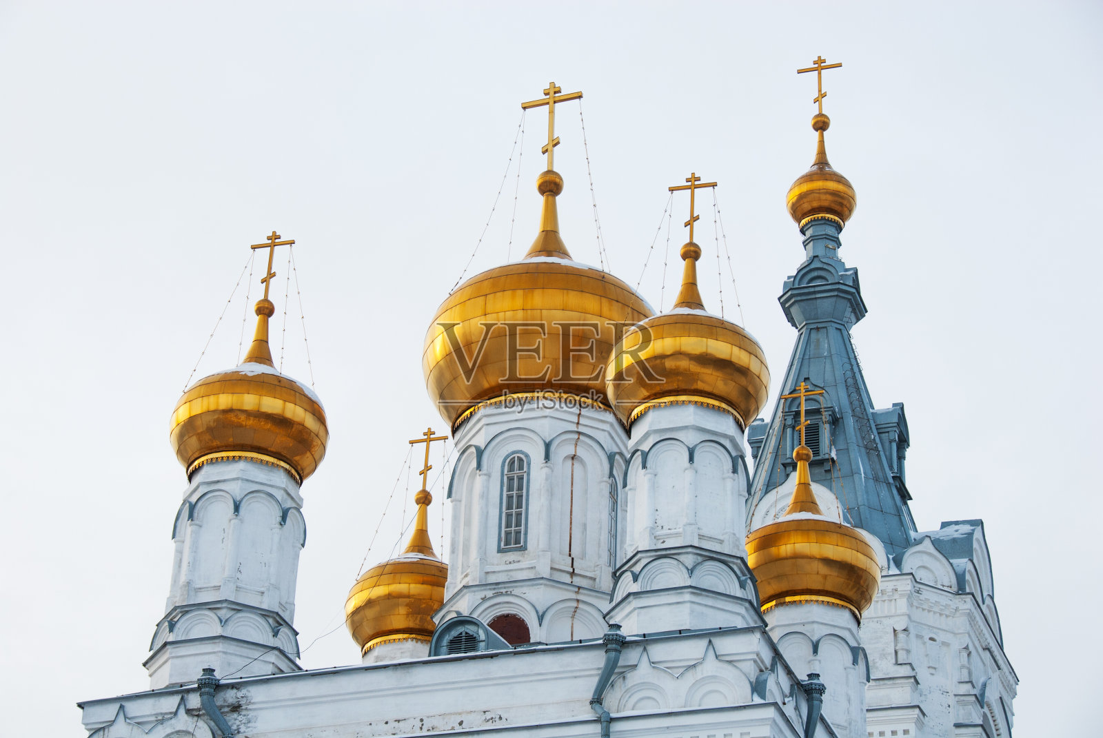 古老的东正教大教堂的金色圆屋顶和塔楼照片摄影图片