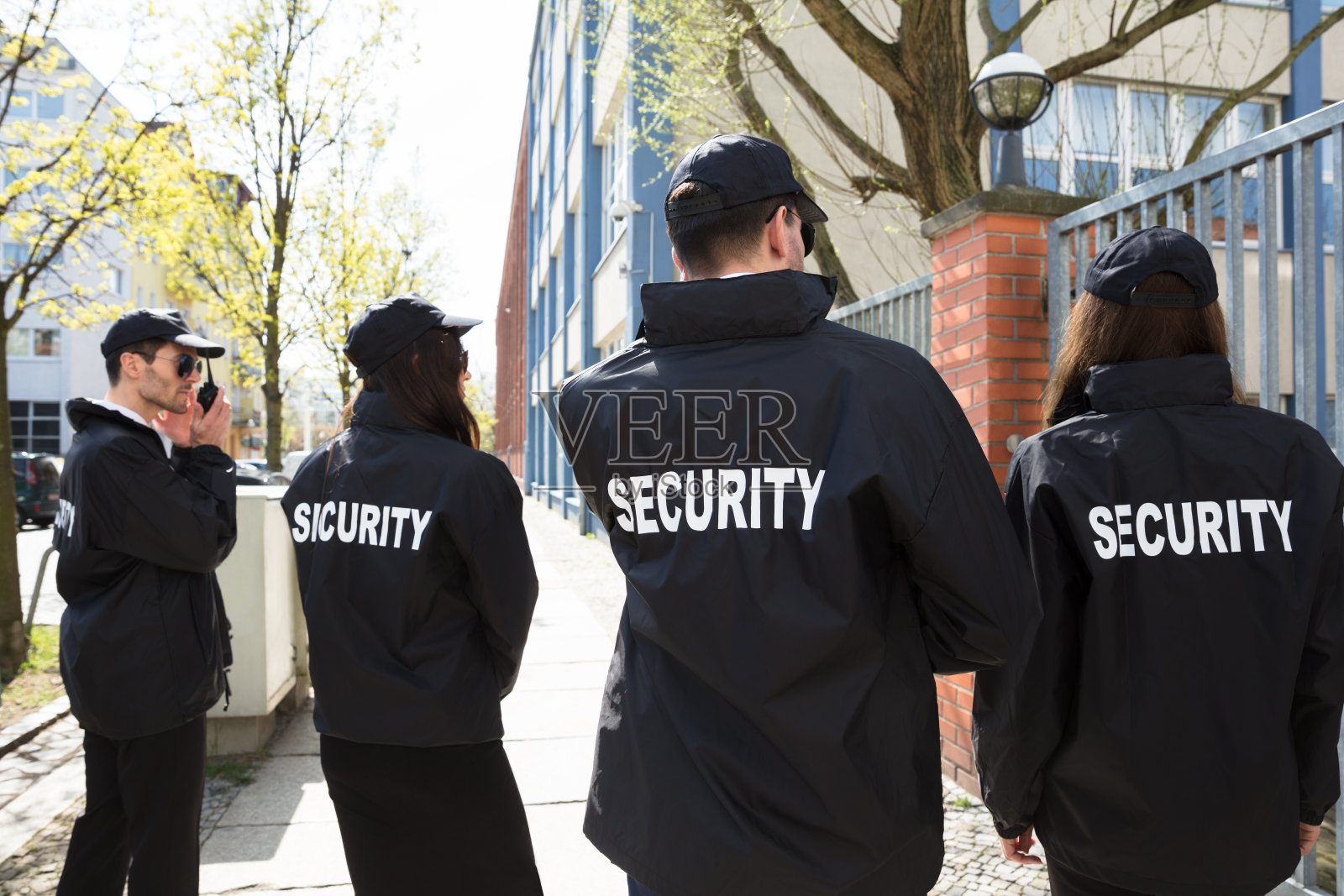 保安人员站在大楼外照片摄影图片