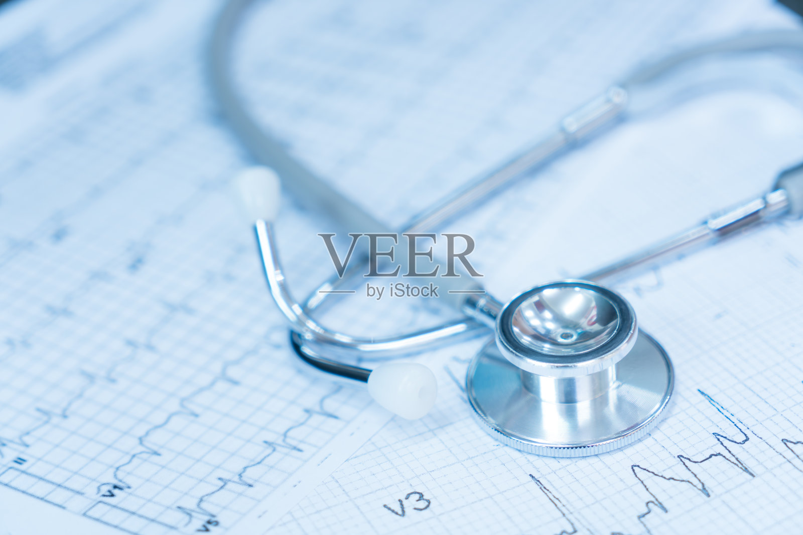 听诊器在心电图照片摄影图片